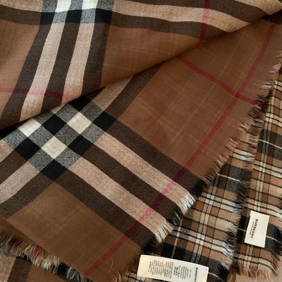 BURBERRY Cashmere Scarf - NEW - Picture 6 of 9